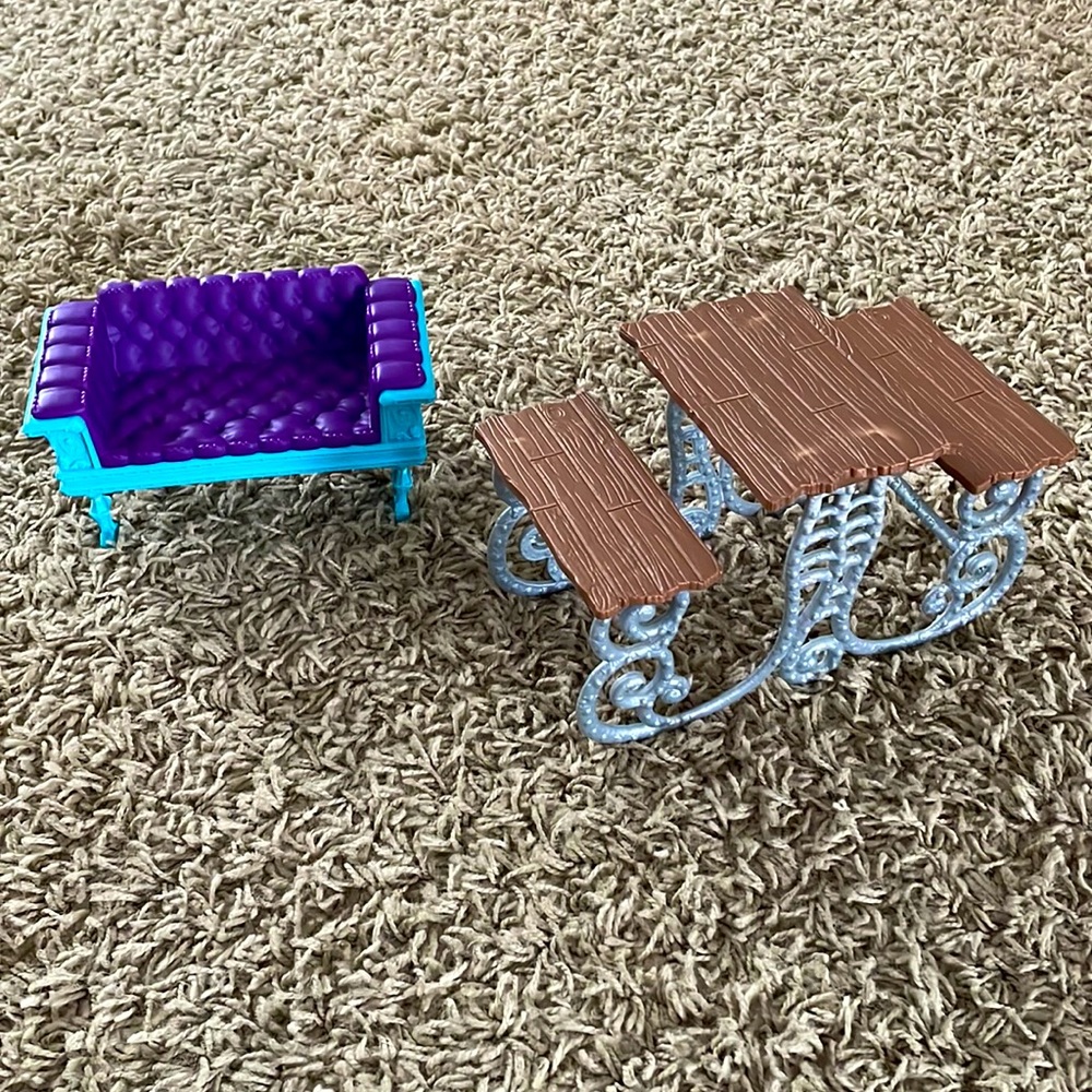 Monster High Castle Sofa and Picnic Table